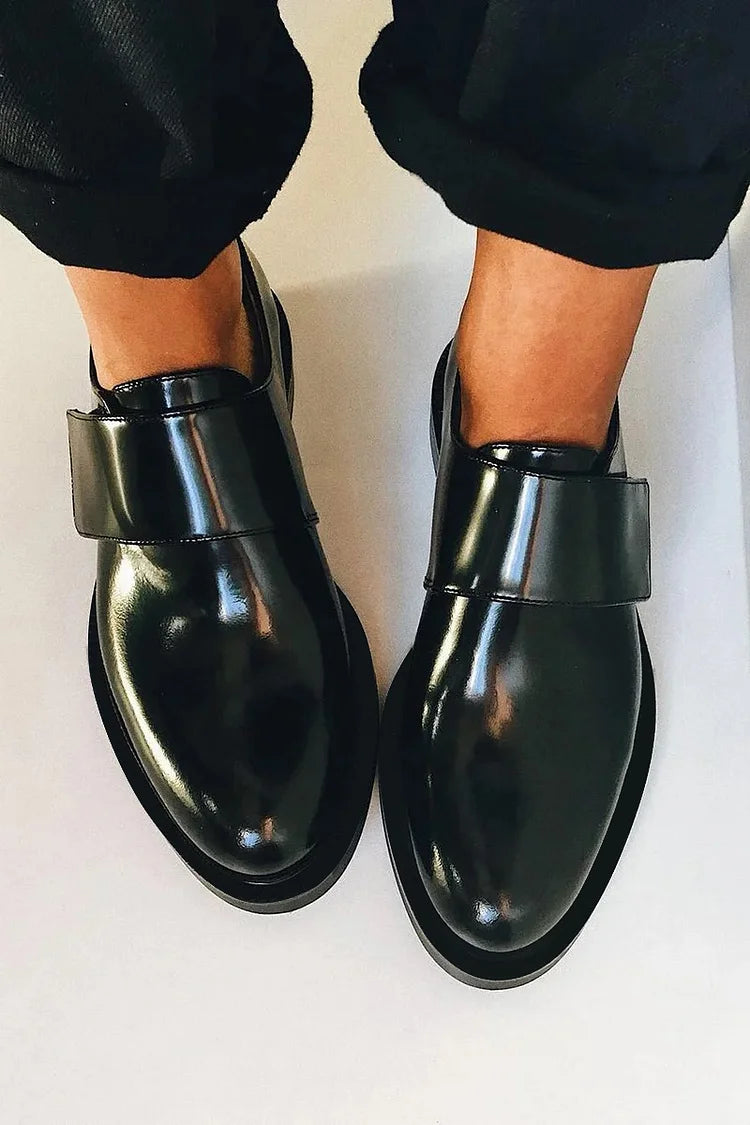 IRIS | Mocassini eleganti e lucidi con cinturino per uno stile impeccabile