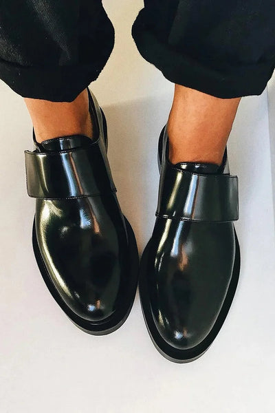 IRIS | Mocassini eleganti e lucidi con cinturino per uno stile impeccabile
