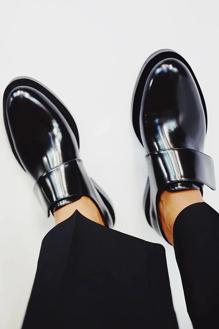 IRIS | Mocassini eleganti e lucidi con cinturino per uno stile impeccabile